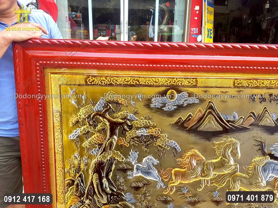 Từng chi tiết tr&ecirc;n bức tranh đều được chạm th&uacute;c sinh động, uyển chuyển